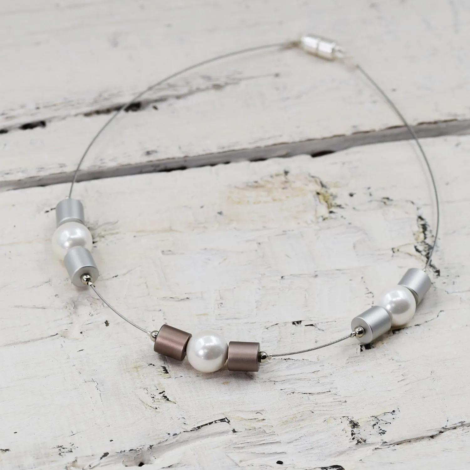 Contemporary wire necklace with cylindrical and white pearls