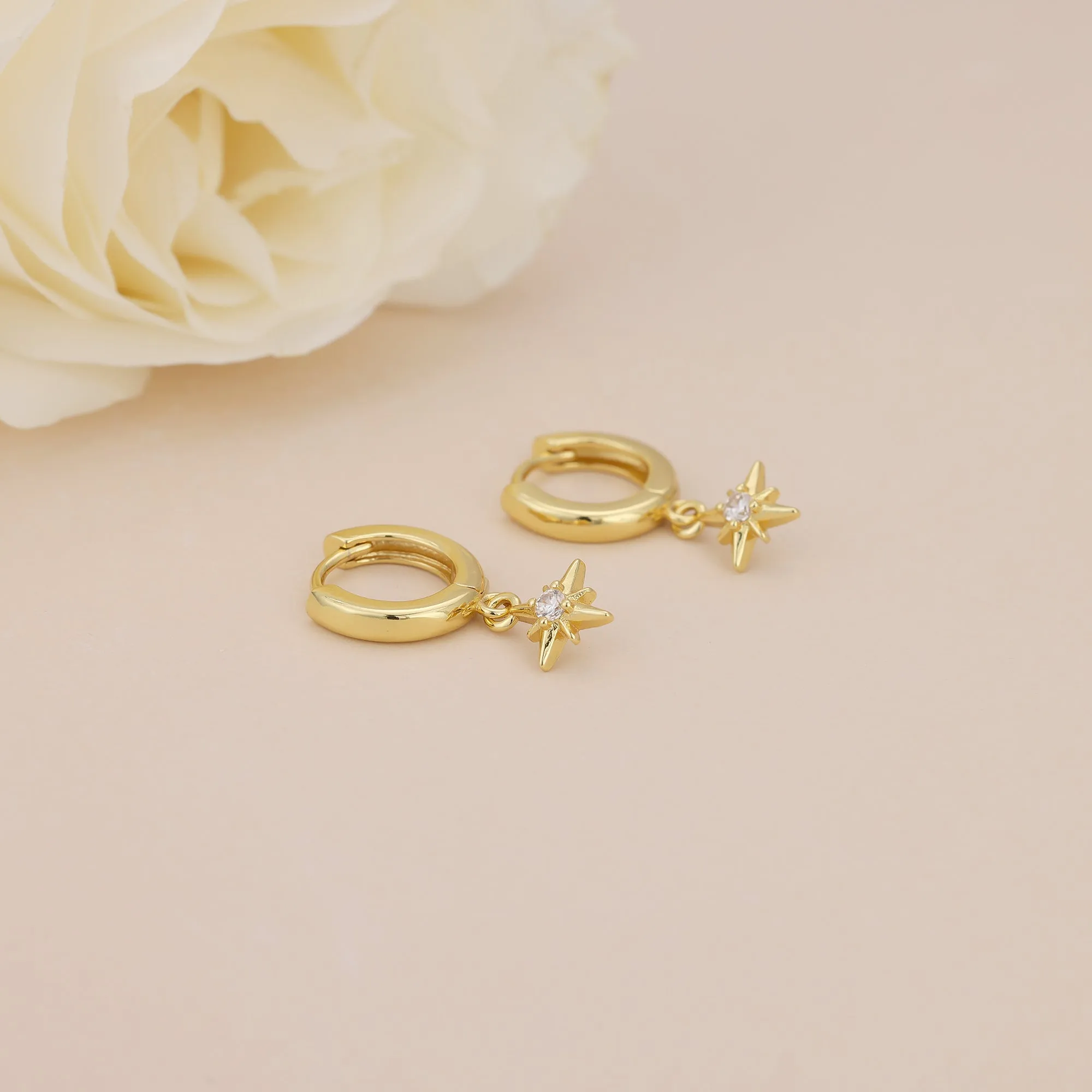 E179 gold starburst dangle earrings