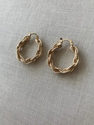 Kasia Twist Hoop Earrings