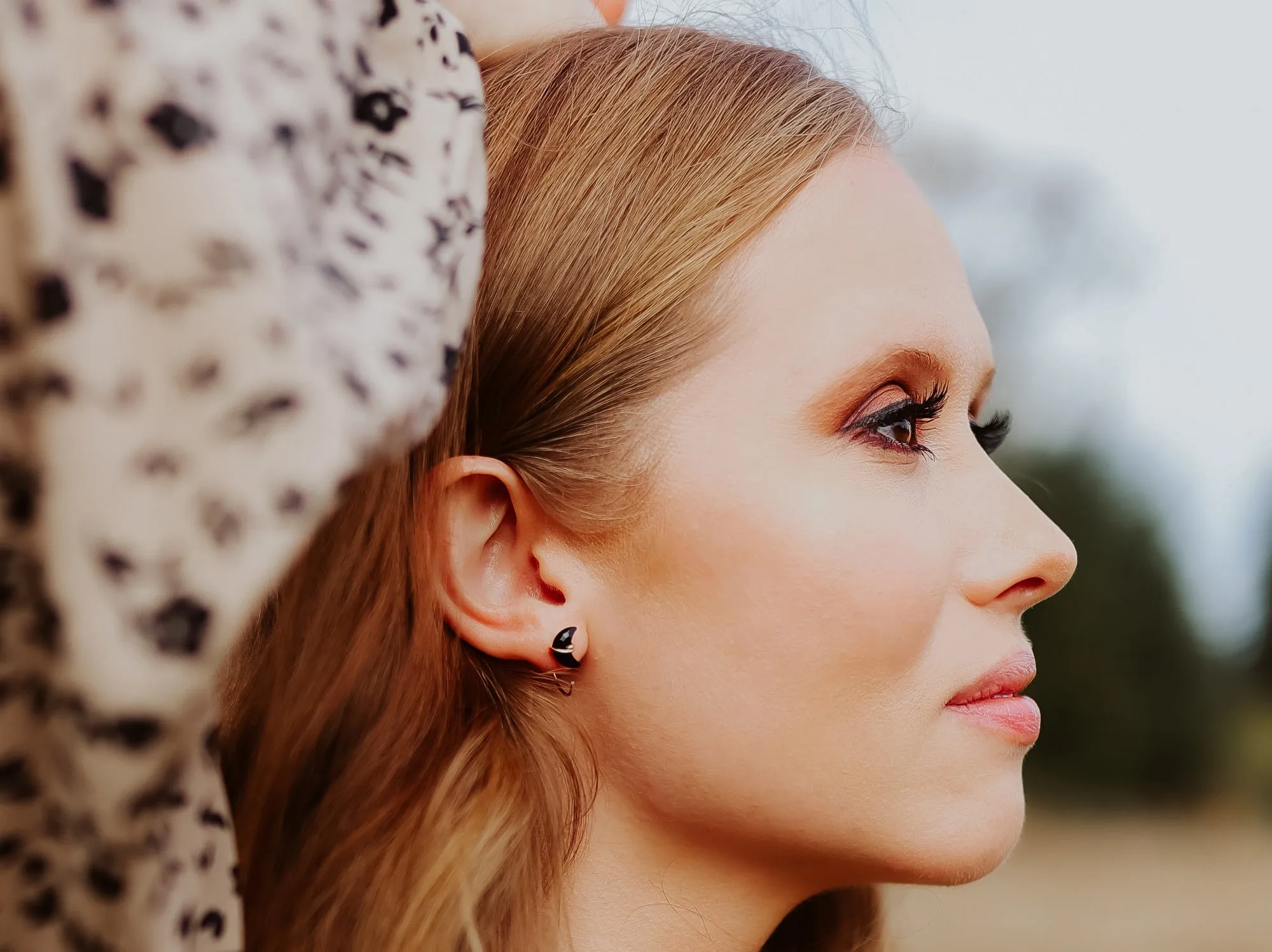 Moonbeam Hug Hoops - Black Agate