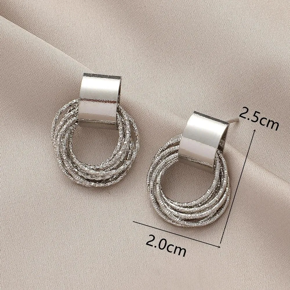 Retro Gold Circle Stud Earrings: Vintage Korean Jewelry - Stylish Women's Fashion