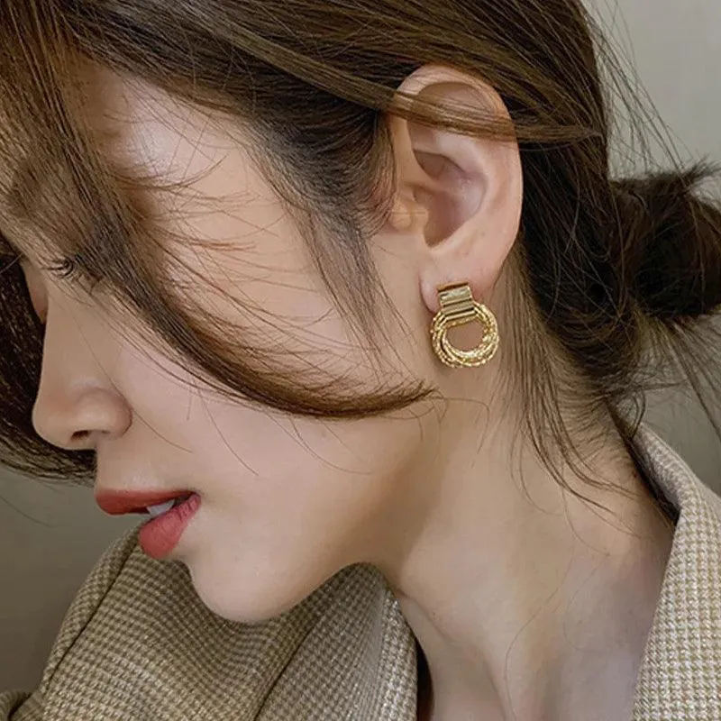 Retro Gold Circle Stud Earrings: Vintage Korean Jewelry - Stylish Women's Fashion