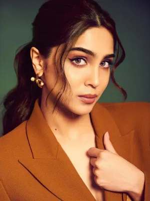 Sharvari in Pearl & Melting Gold Hoops
