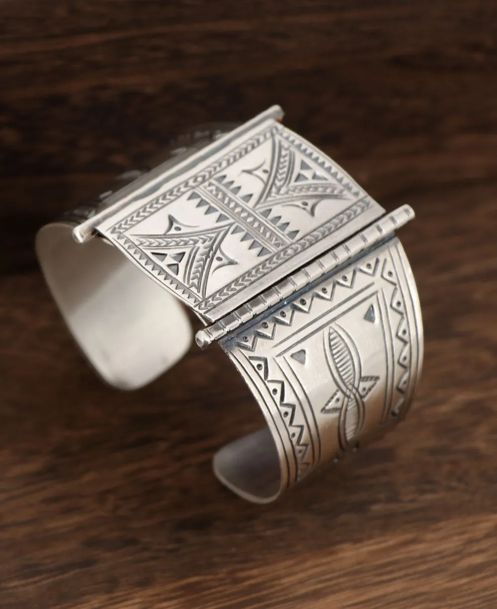 Sterling Silver Wide Cuff Bracelet: A Statement of Elegance and Craftsmanship
