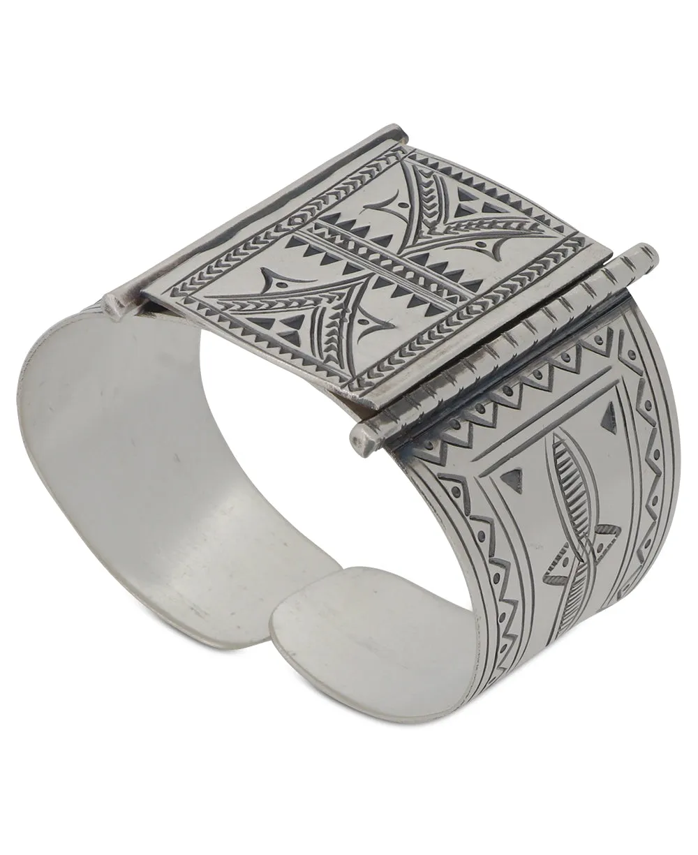 Sterling Silver Wide Cuff Bracelet: A Statement of Elegance and Craftsmanship