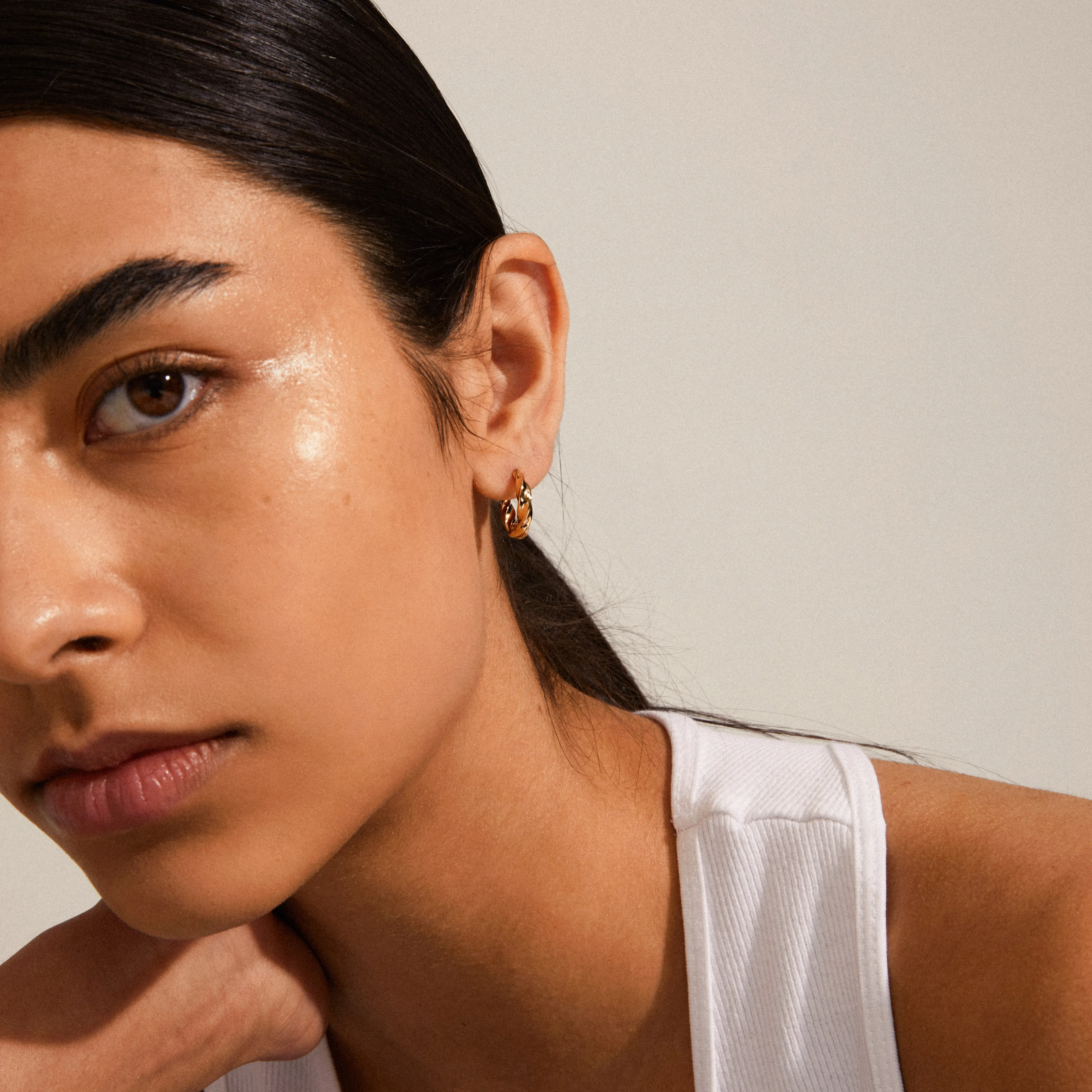 TAFFY medium size swirl hoop earrings gold-plated