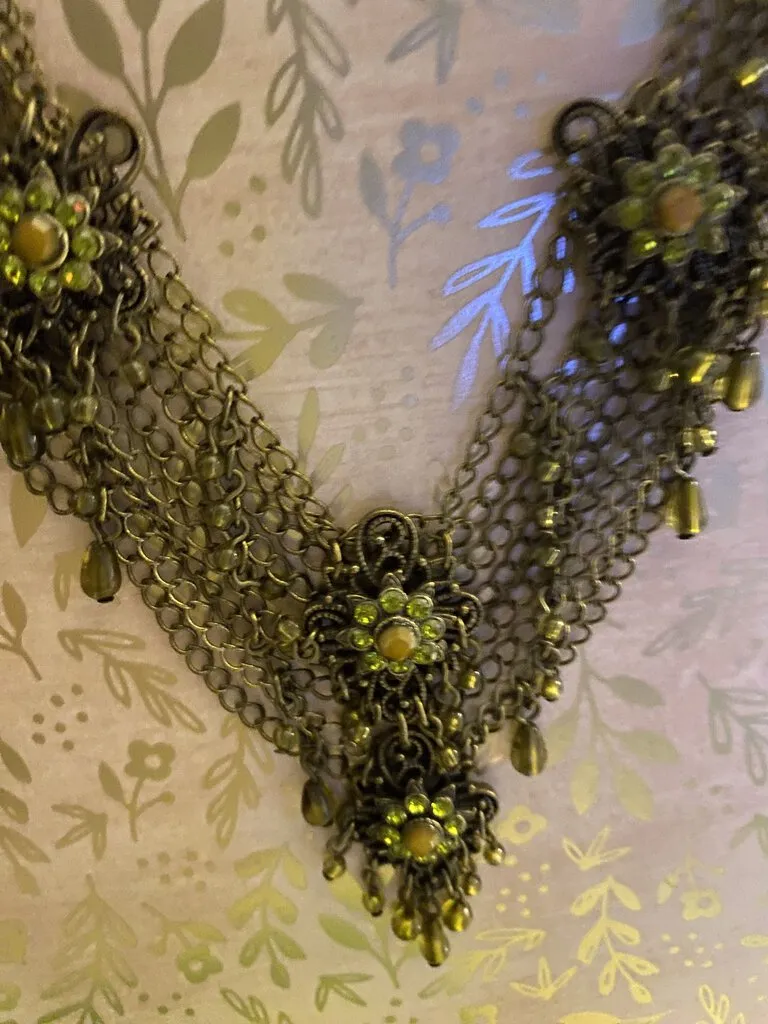 Volm Elegant Floral Chocker