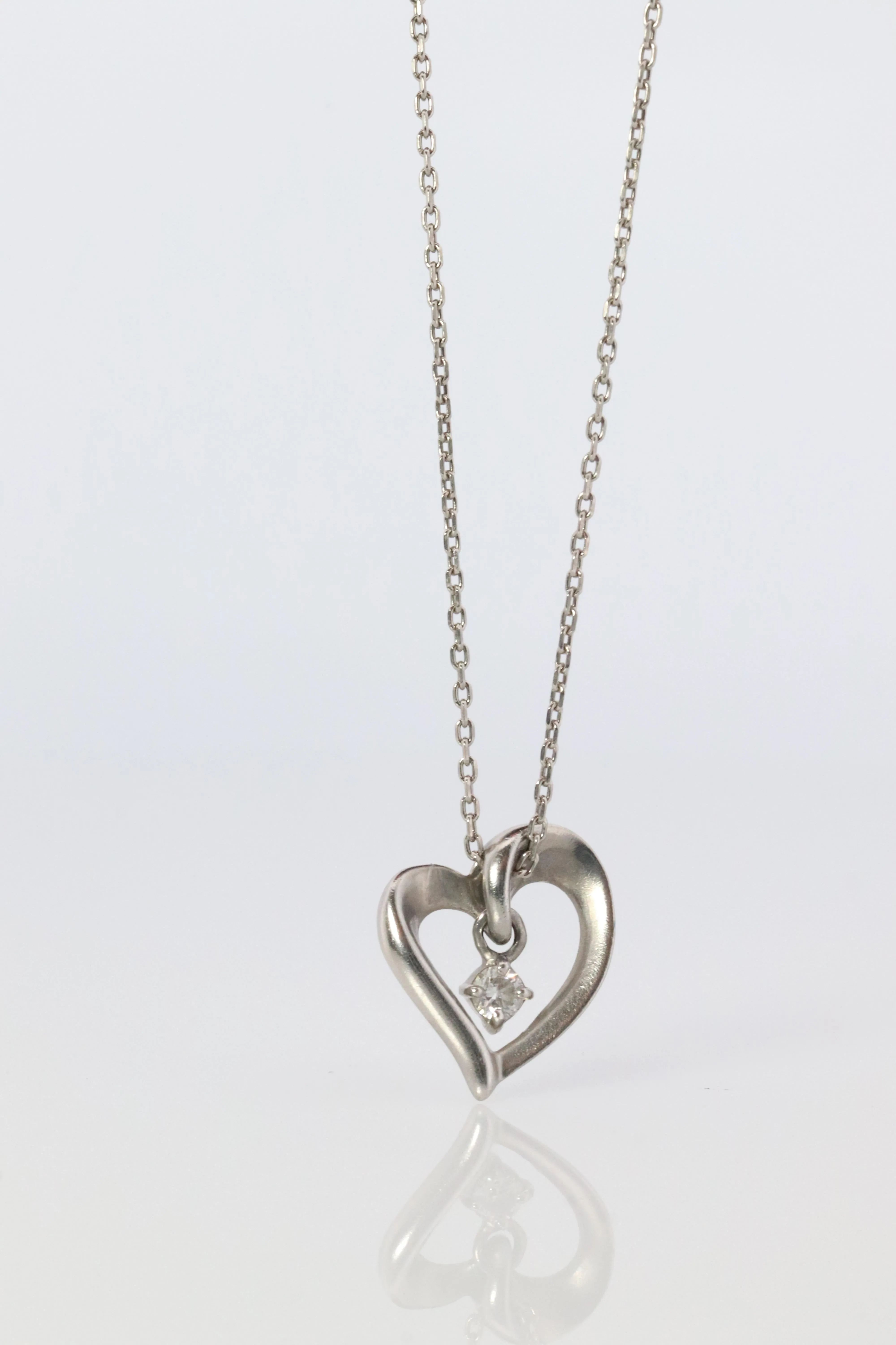 Yondo Sea necklace. 4℃ PT850 Platinum Heart Diamond Pendant.